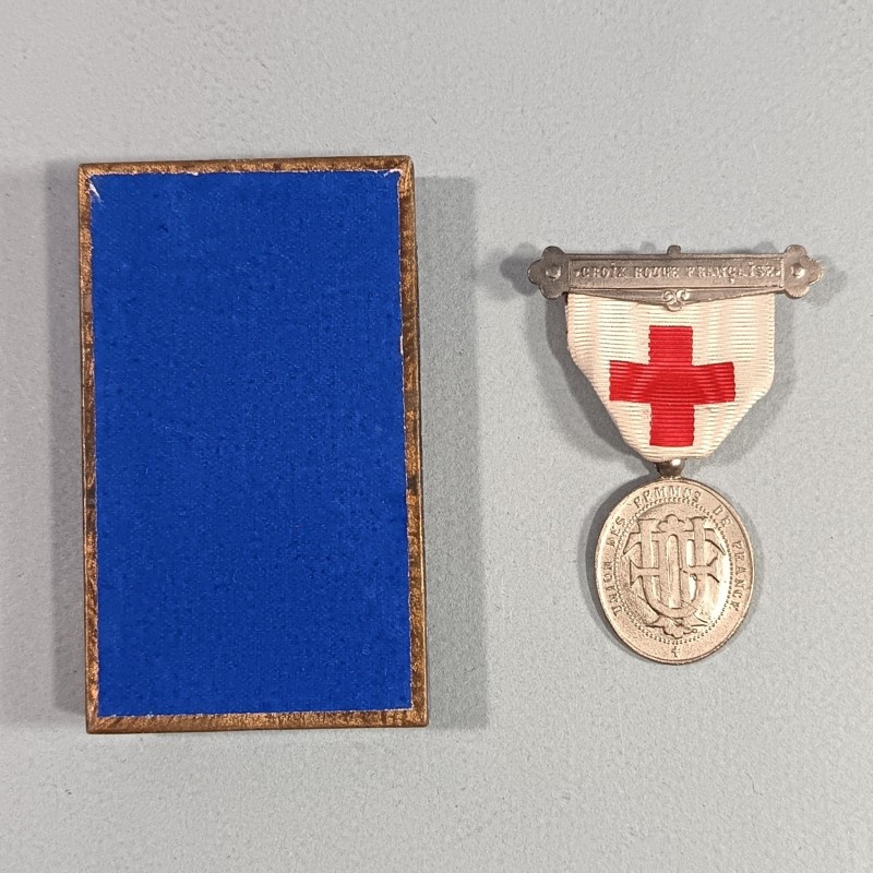 MEDAILLE DE LA CROIX ROUGE UFF ASSOCIATION UNION DES FEMMES DE FRANCE NUMEROTEE AU DOS EN BOITE